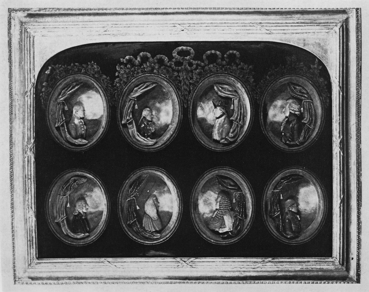Cadre contenant huit portraits (cire) - Samuel Percy
