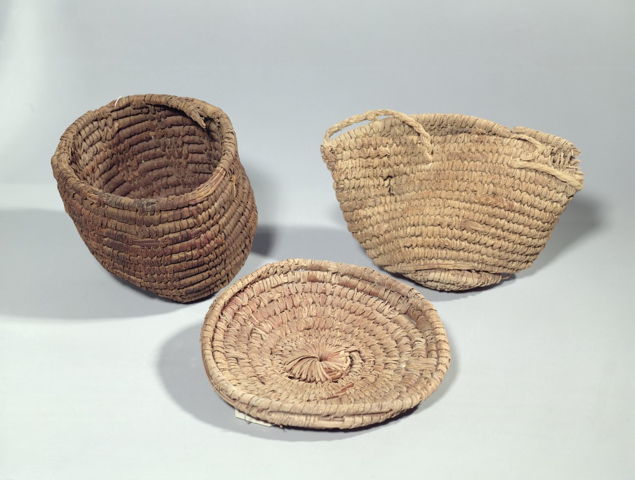 Deux paniers et un couvercle (feuilles de palmier tressées) - Second Intermediate Period Egyptian