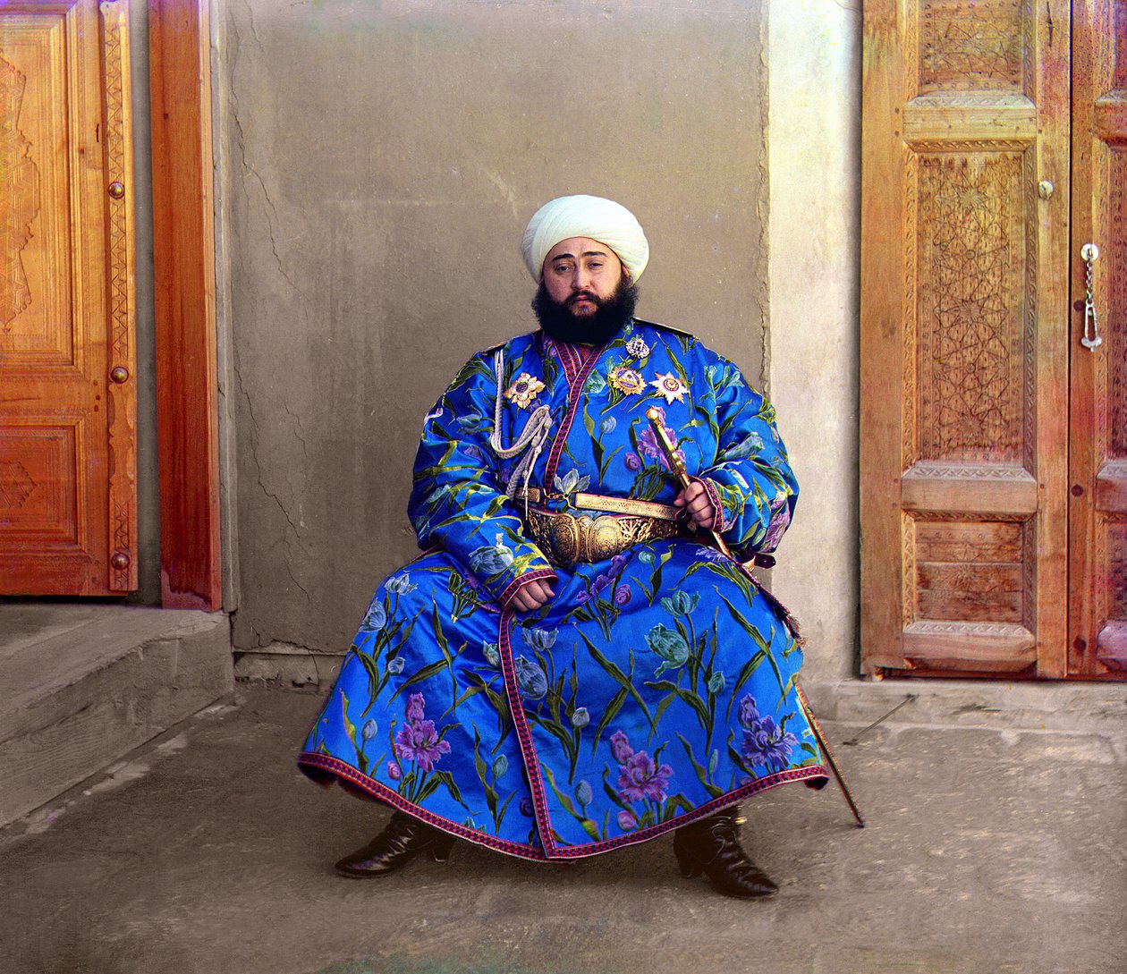 Alim Khan, émir de Boukhara, assis tenant une épée, Boukhara, Empire russe, entre 1905 et 1915 - Sergey Prokudin Gorsky