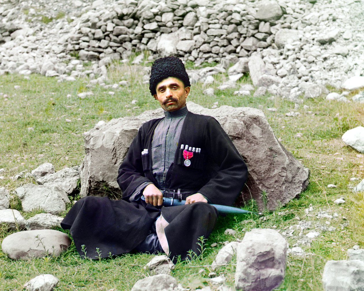 Types du Daghestan - Homme musulman sunnite en tenue traditionnelle avec un poignard gainé à ses côtés, Empire russe, entre 1905 et 1915 - Sergey Prokudin Gorsky