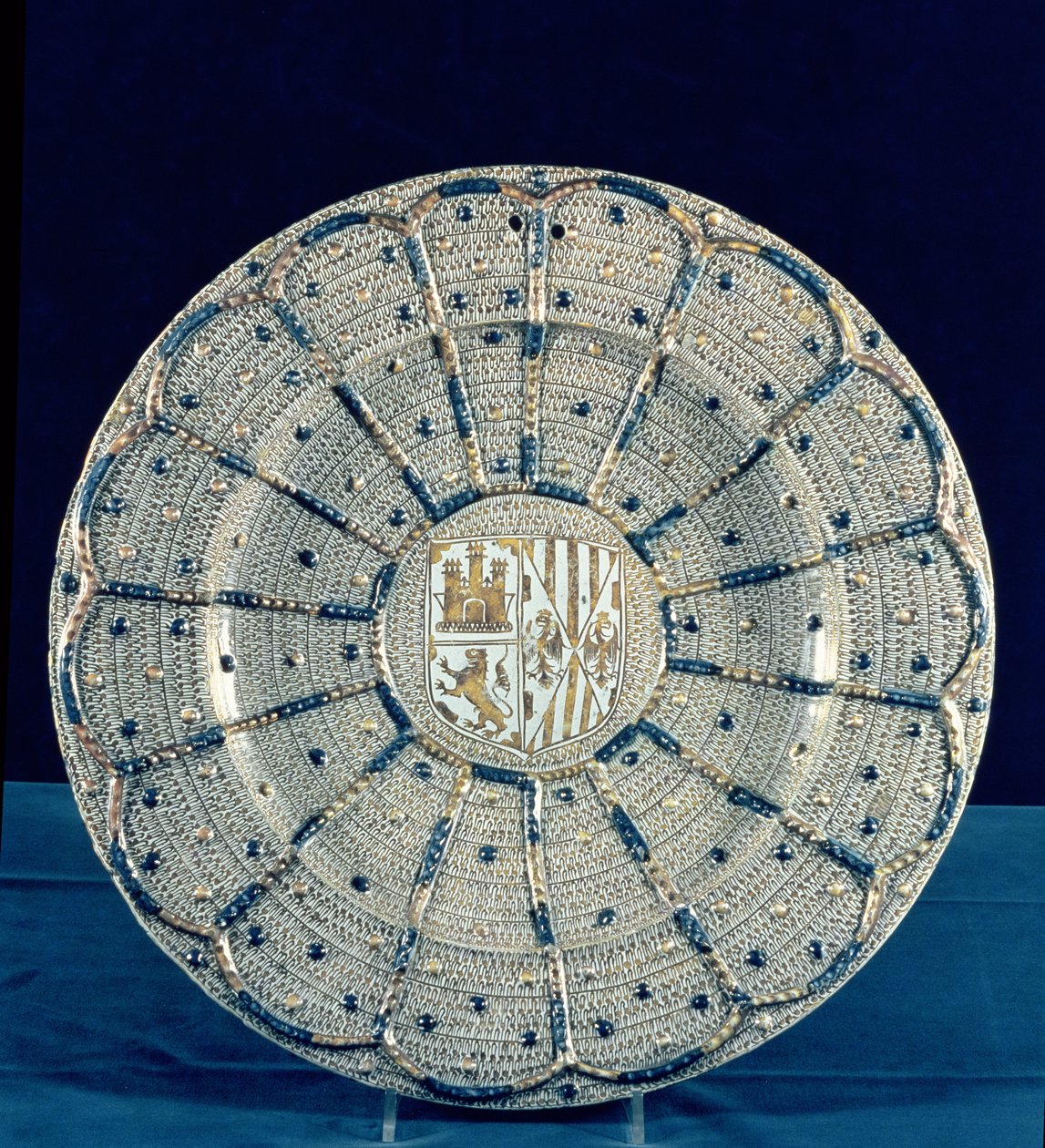 Plat de Manises, portant les armoiries de Ferdinand d