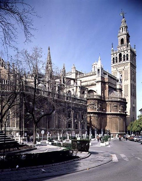 Vue de la façade est avec la tour Giralda au-delà - Spanish School