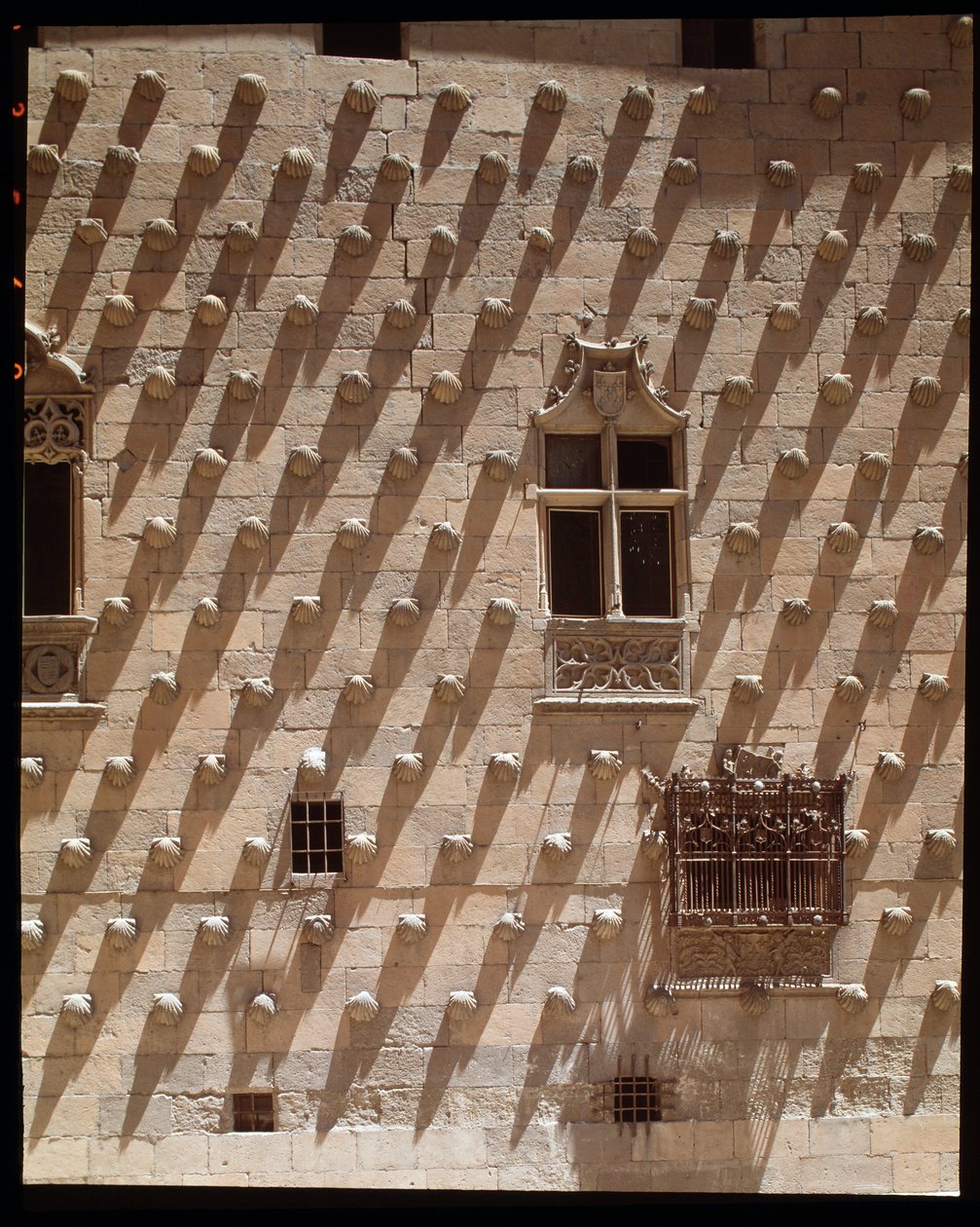 Vue de la façade gothique (1493-1517) - Spanish School