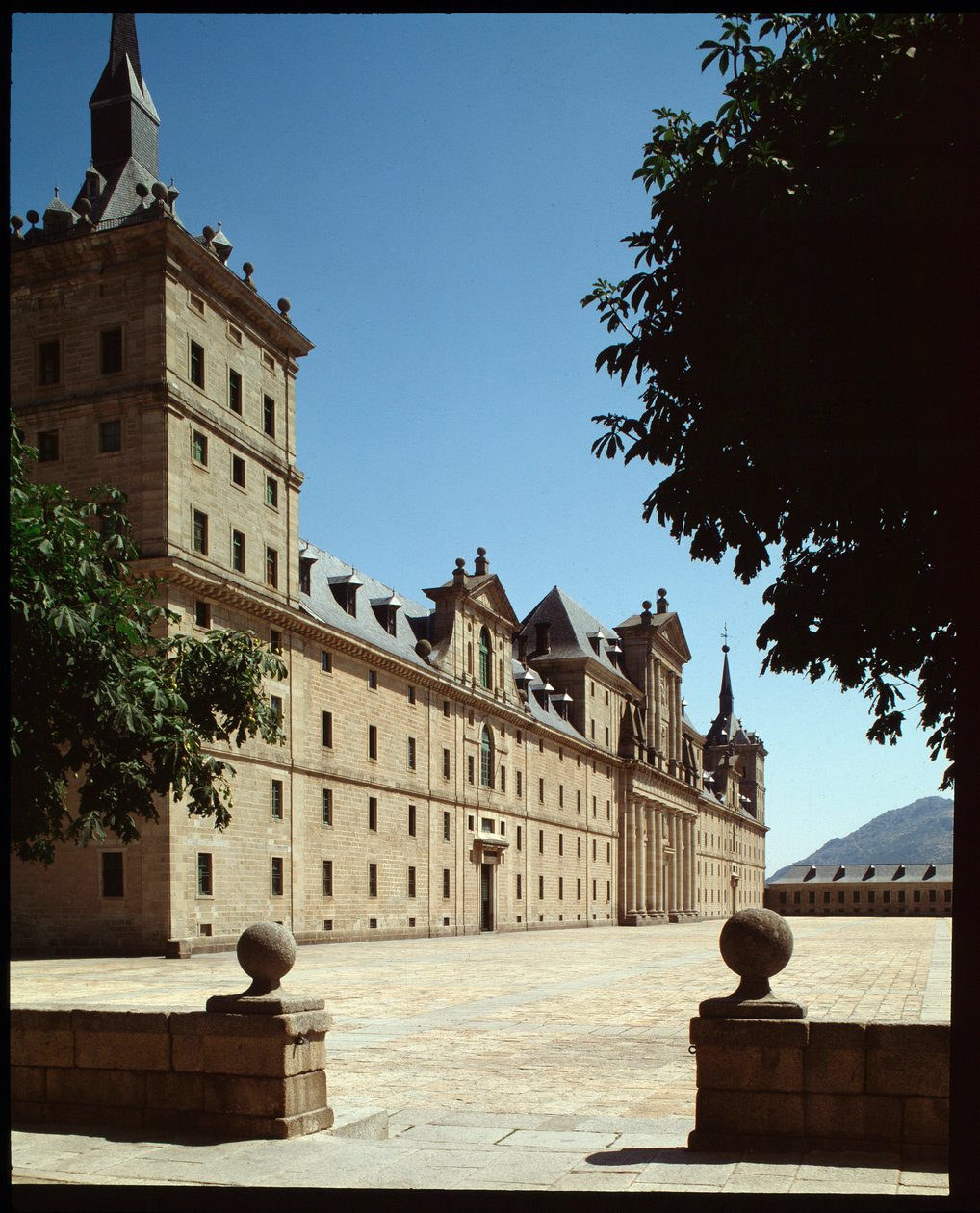 Vue de la façade principale du Siège Royal - Spanish School