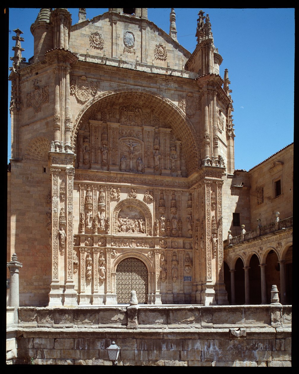 Vue de la façade plateresque - Spanish School