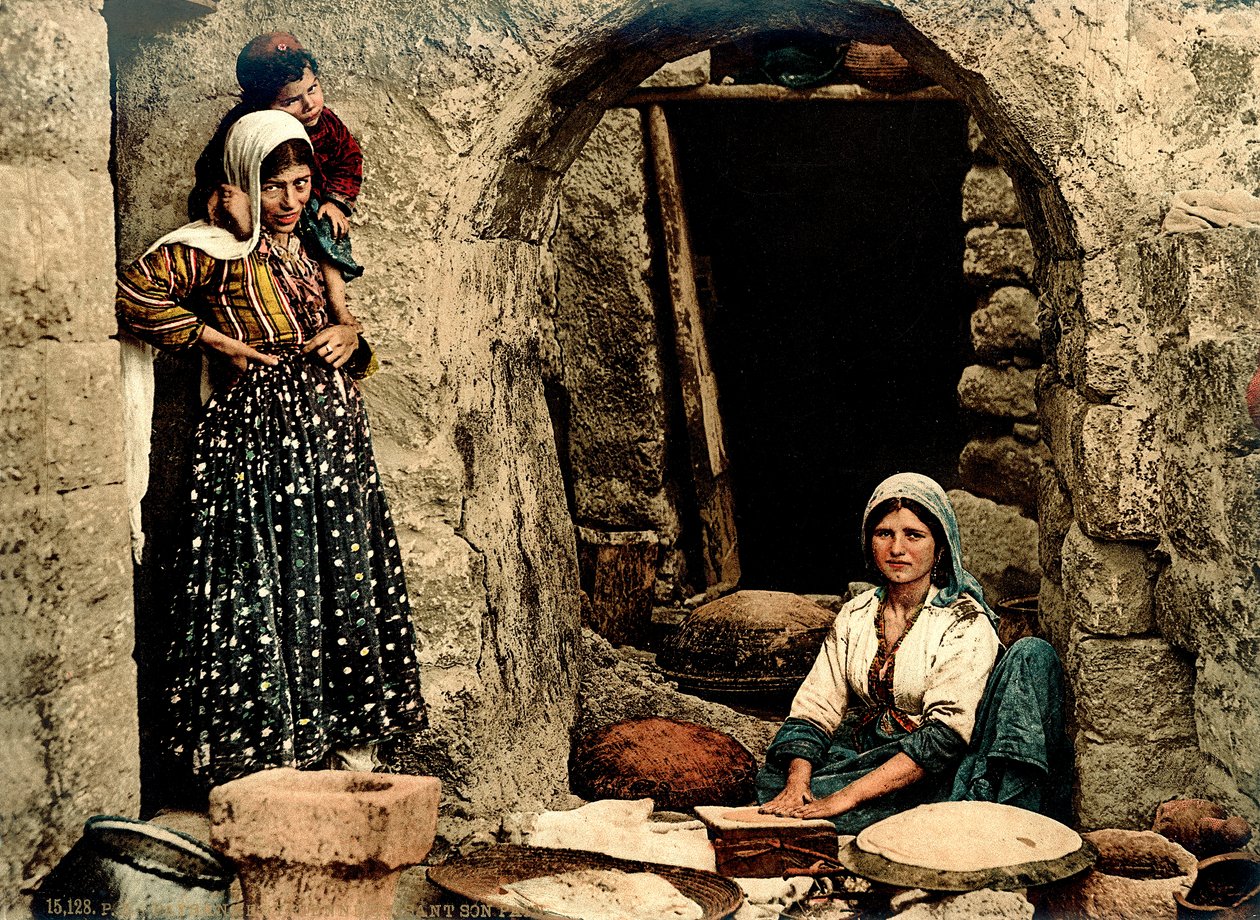 Femmes libanaises faisant du pain devant leur maison - Swiss Photographer