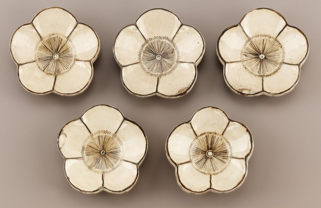 Soucoupe en forme de fleur de prunier, Kyoto, Kyoto-fu, période Edo (céramique) - Taizan Yohei