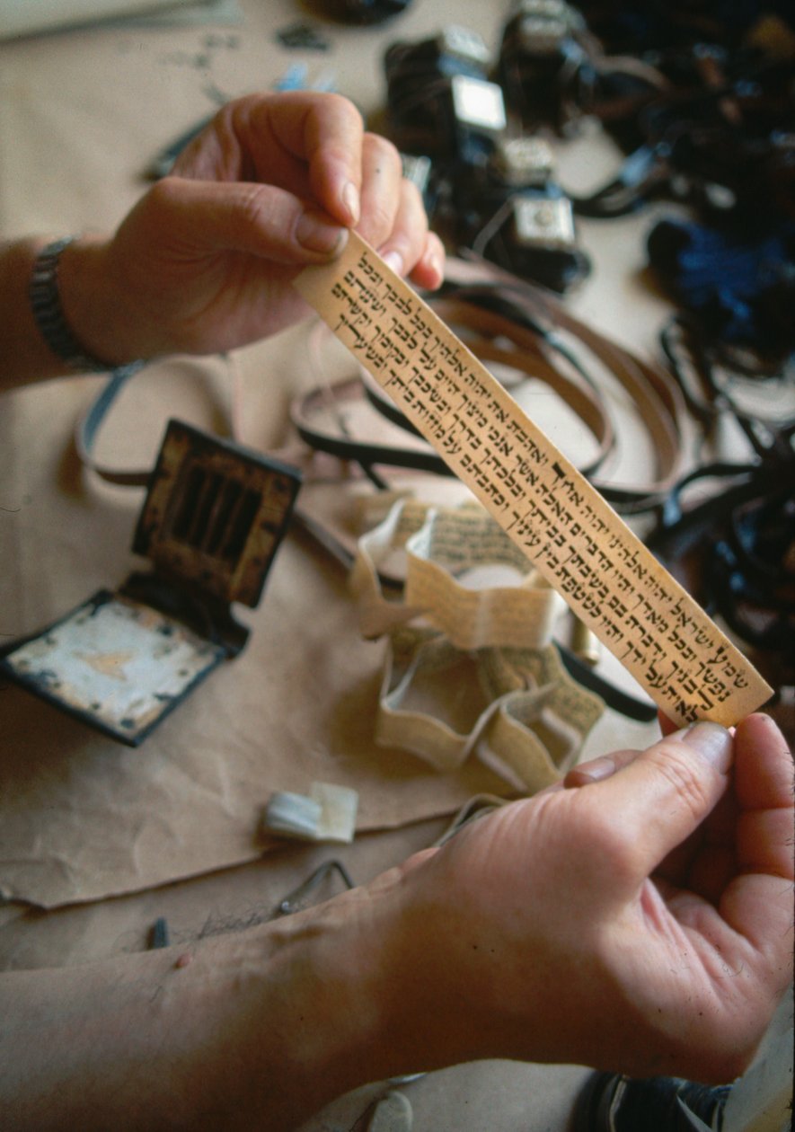 Un scribe vérifie le contenu d