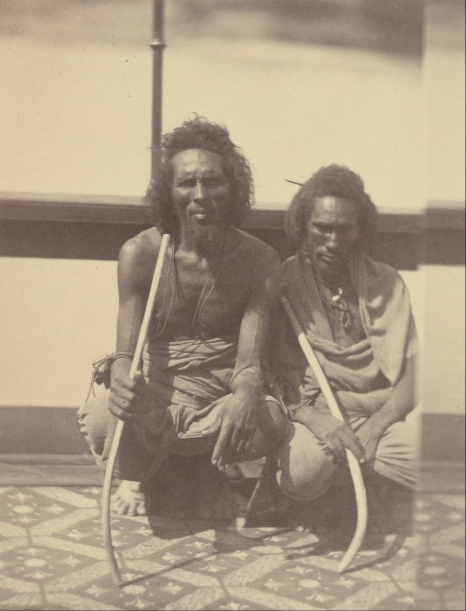 Portrait de deux hommes natifs assis sur un bateau tenant de longs bâtons courbés - Théodule Devéria