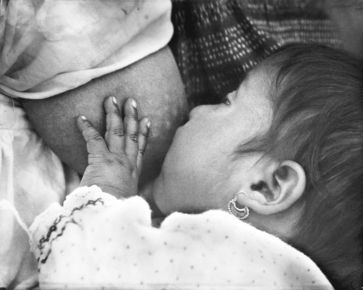 Bébé allaitant (Conchita avec sa mère Luz Jimenez), Mexico, 1926 - Tina Modotti