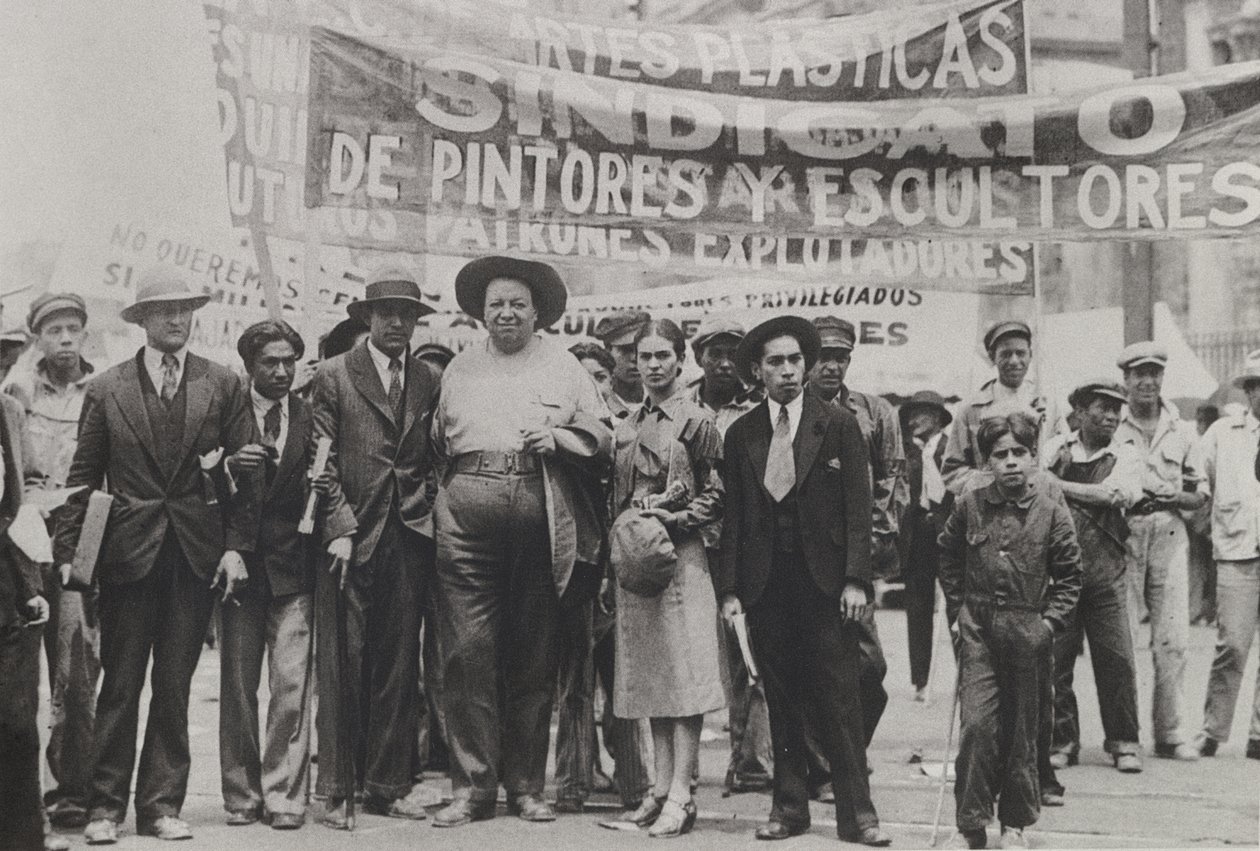 Diego Rivera et Frida Kahlo au défilé du 1er mai, Mexico, 1er mai 1929 - Tina Modotti