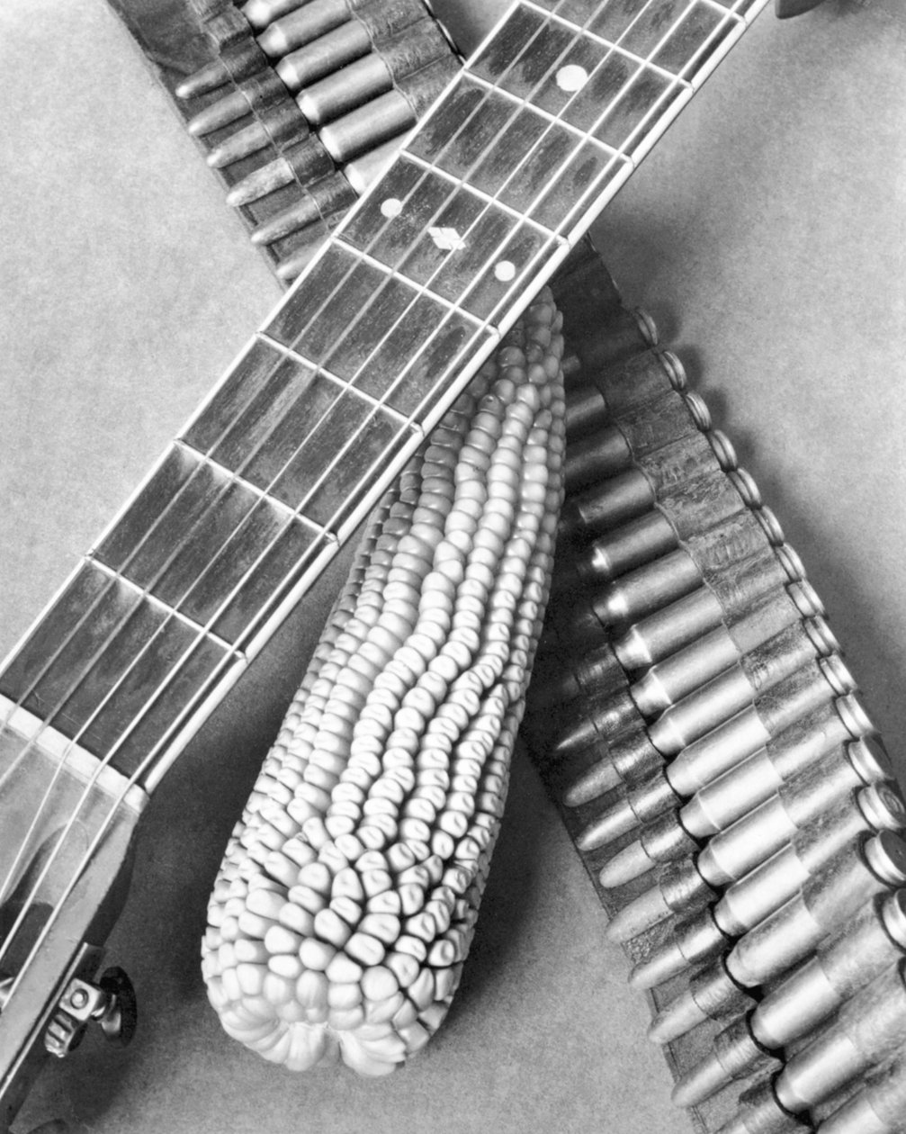 Révolution mexicaine, guitare, maïs et ceinture de munitions, Mexico, 1927 - Tina Modotti