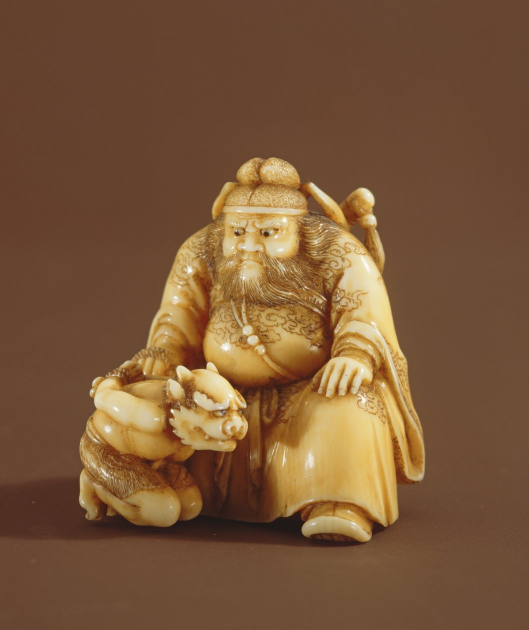 Netsuke en forme de chasseur de démons et d