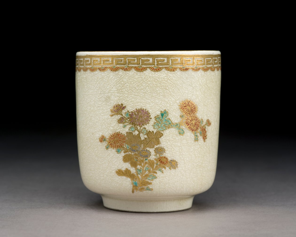 Tasse avec des chrysanthèmes, four de Kumamoto, époque Meiji, vers 1900 - Tokozan