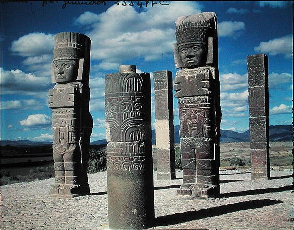 Les colonnes atlantes au sommet de la Pyramide B, Précolombien - Toltec