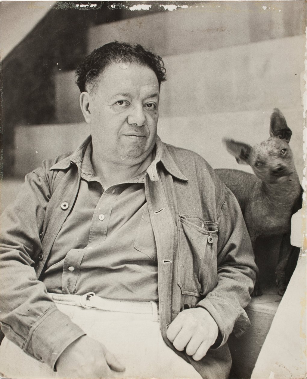 Diego Rivera avec un chien xoloitzcuintle dans la Maison Bleue, Coyoacan - Unbekannt Unbekannt