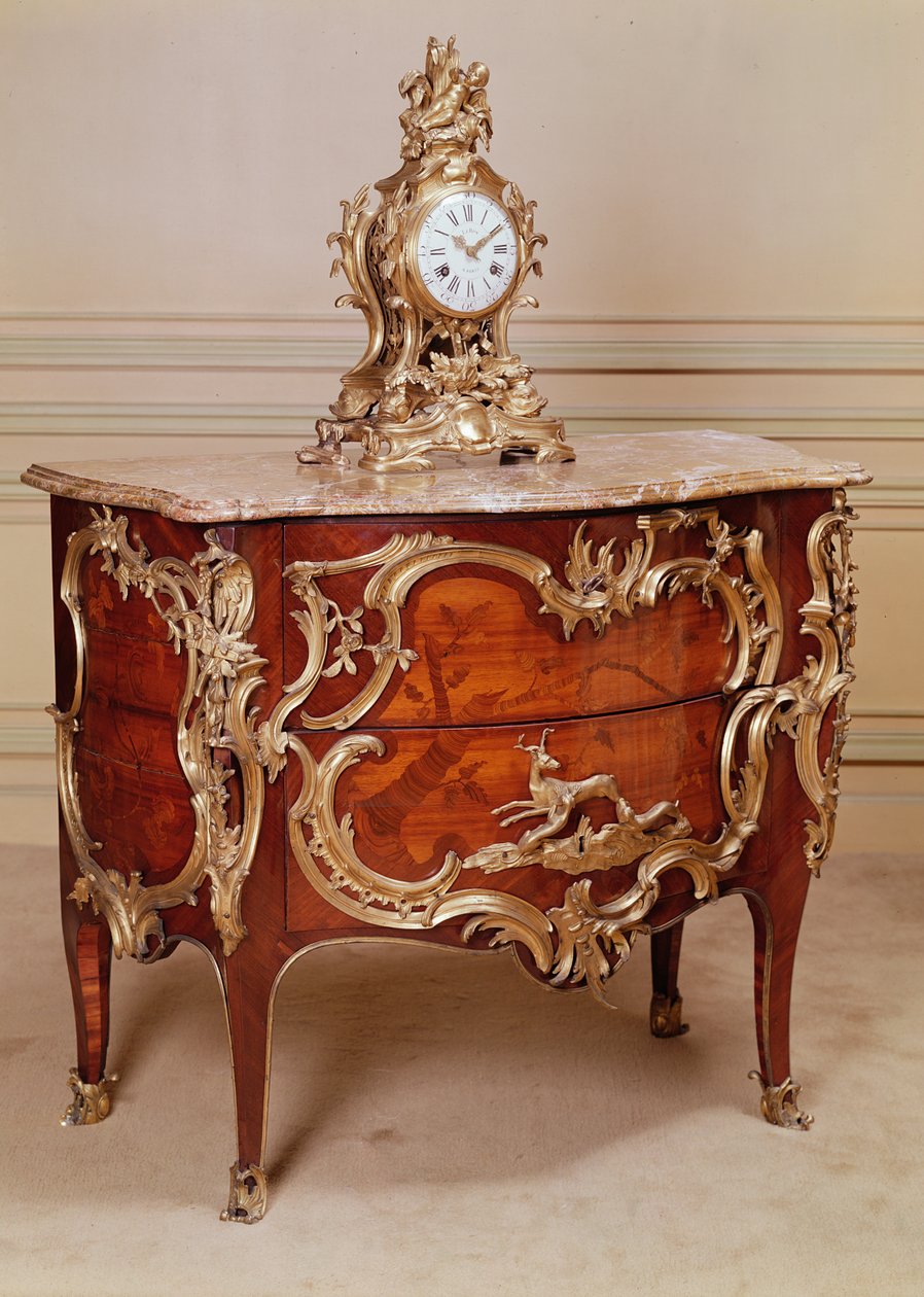 Commode marquetée, une paire, plaquée en bois de tulipier et bois de rose, période Louis XV, par Bernard van Risenburgh et pendule de cheminée en or moulu, Le Roy, 1715 - Unbekannt Unbekannt