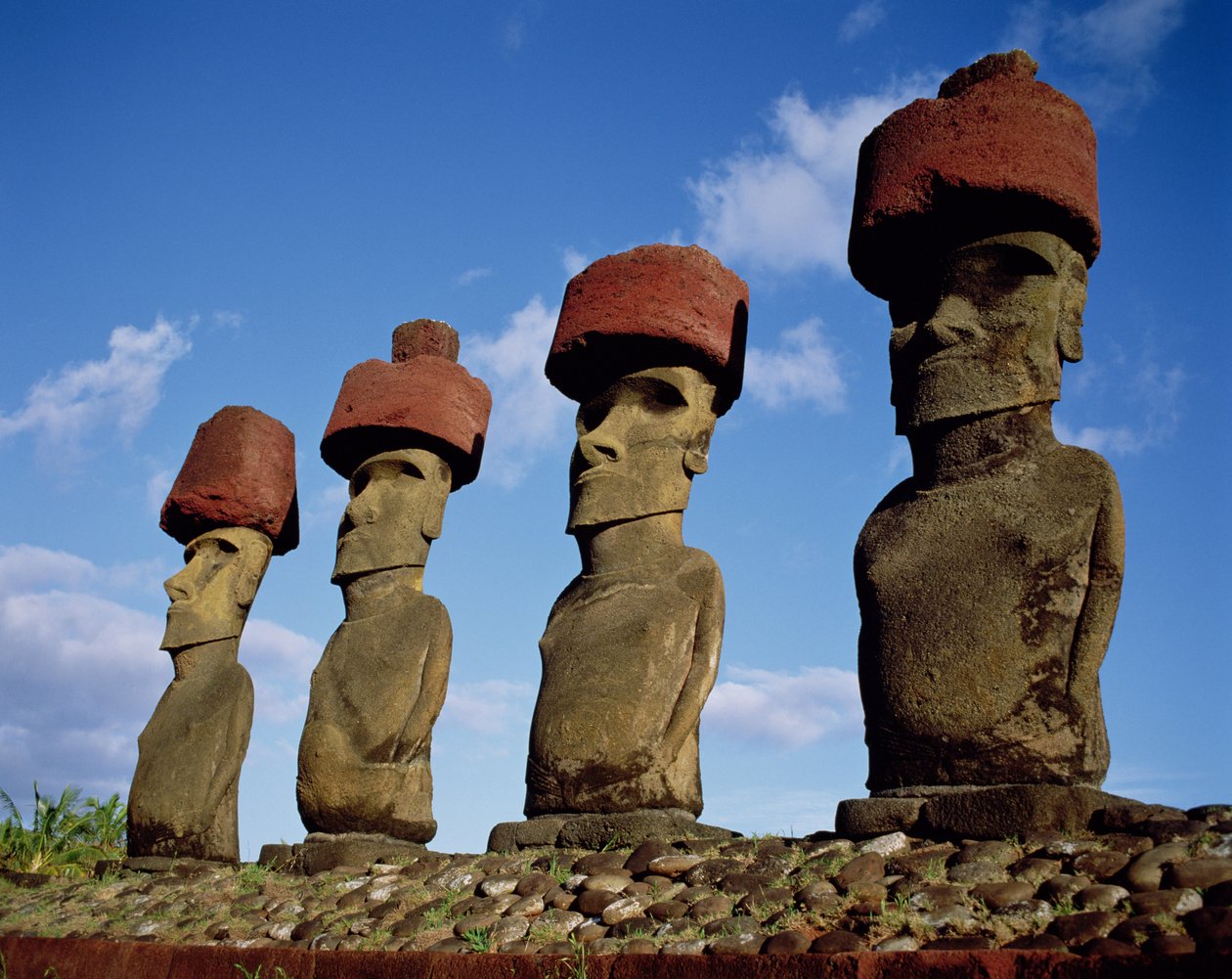 Statues monolithiques sur Ahu Nau Nau à la plage d