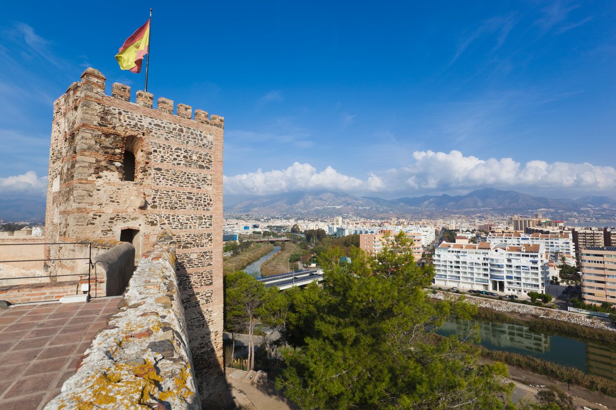Vue depuis le château de Sohail sur la rivière Fuengirola jusqu