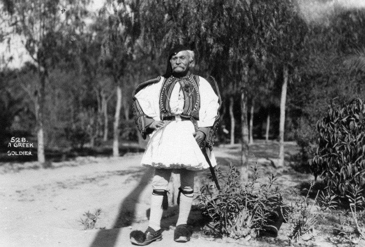 Un soldat grec en uniforme traditionnel, c1920s-c1930s - Unbekannt