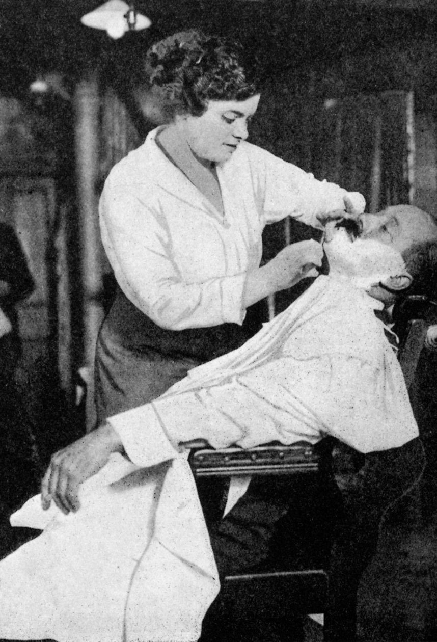 Une femme barbier, 1917 - Unbekannt