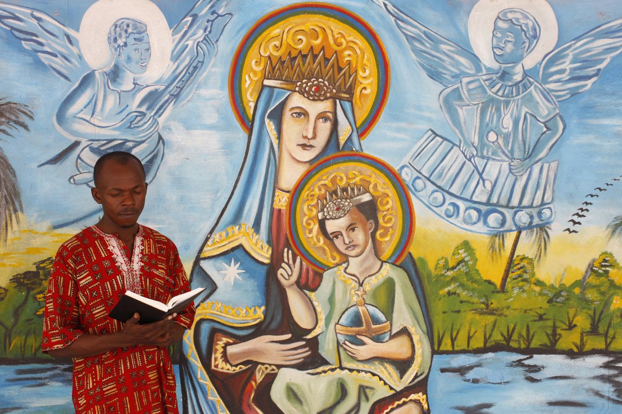 Homme africain lisant la bible, Togo Ville, Togo - Unbekannt