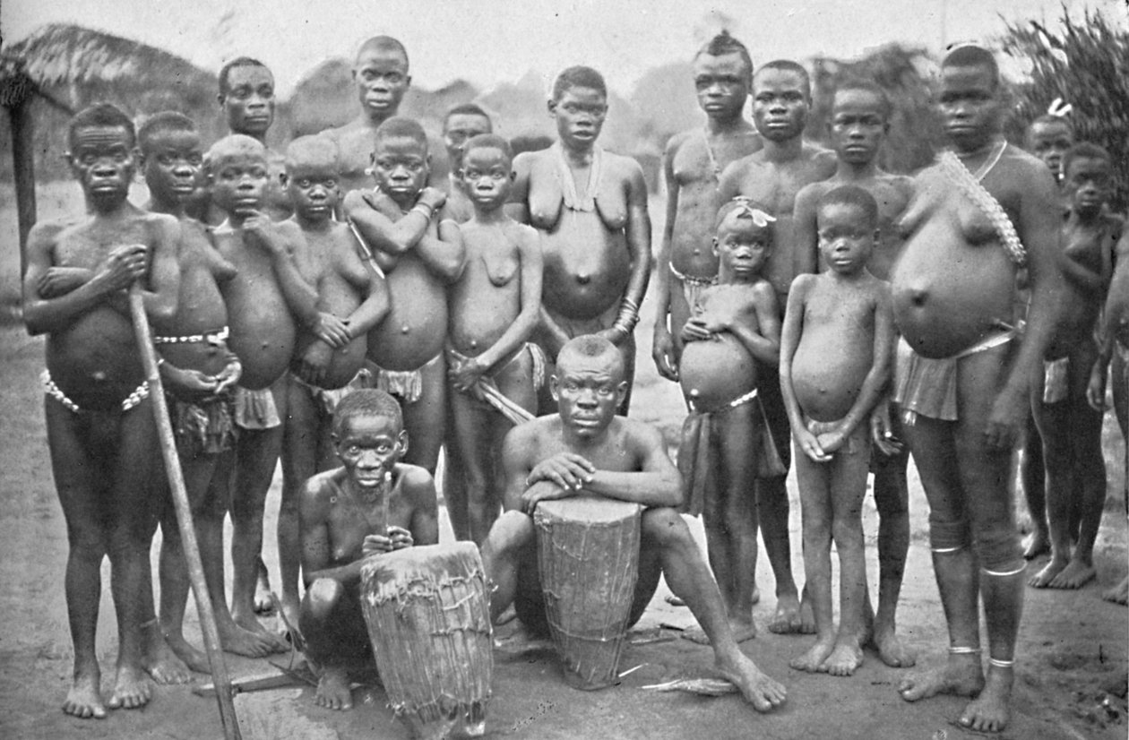 Groupe de Pygmées Bambute avec deux femmes Walese, 1902 - Unbekannt