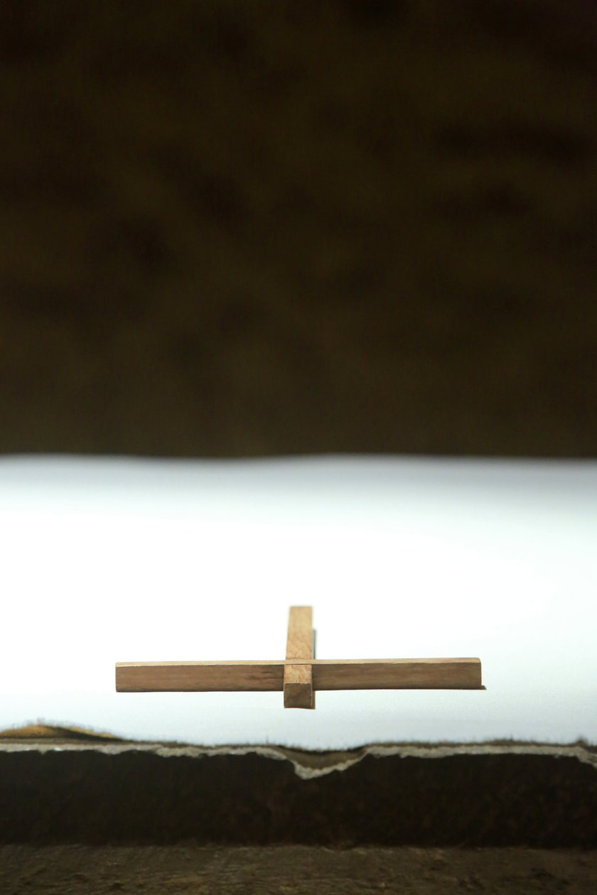Croix sur un autel. Communauté de Taizé, Taizé, France - Unbekannt