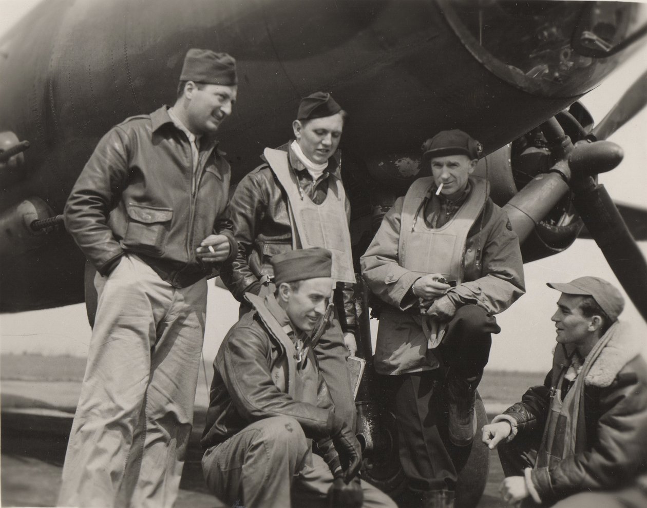 Ernie Pyle avec un équipage de bombardier - Unbekannt