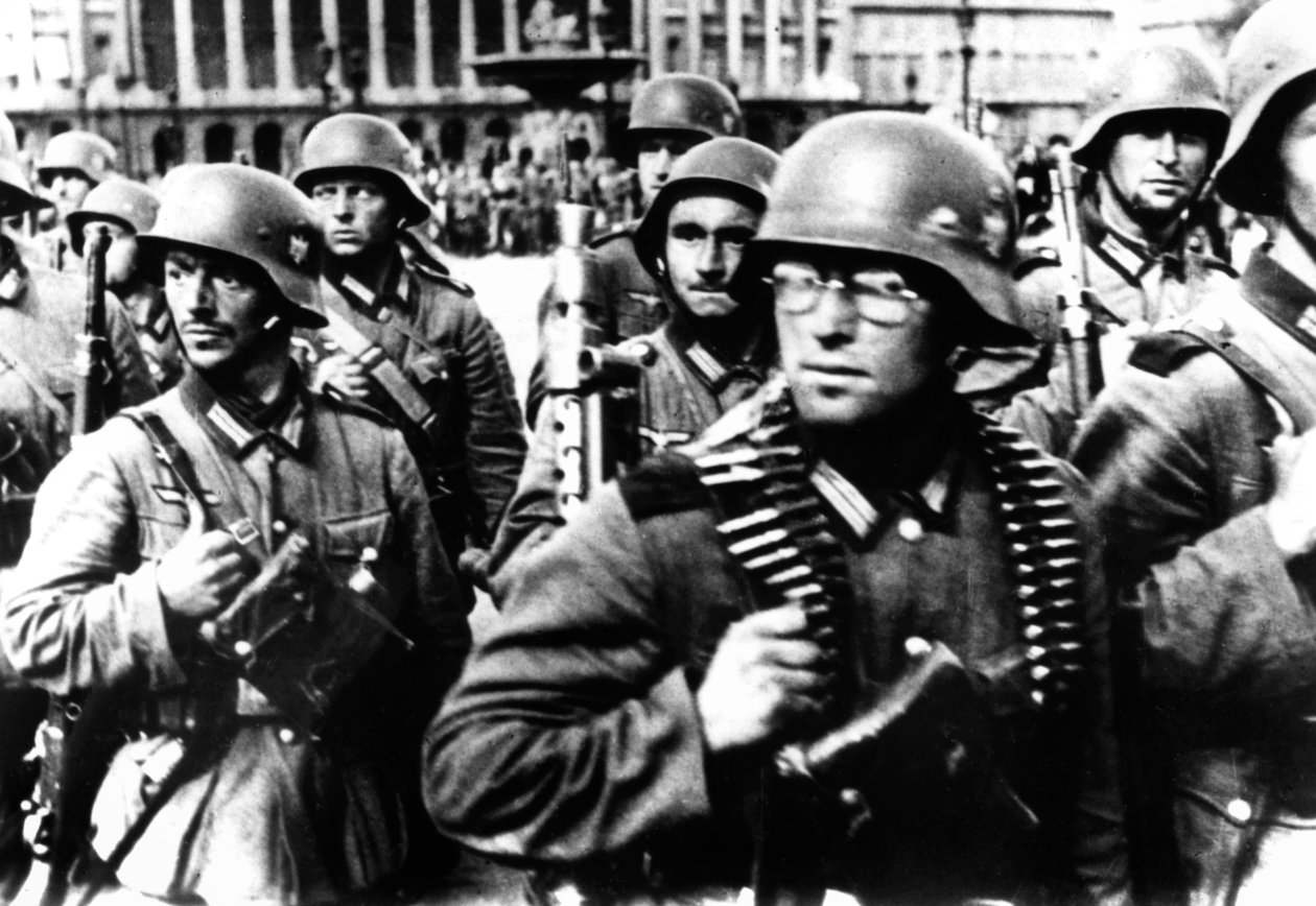 Soldats allemands marchant à Paris, 14 juin 1940 - Unbekannt