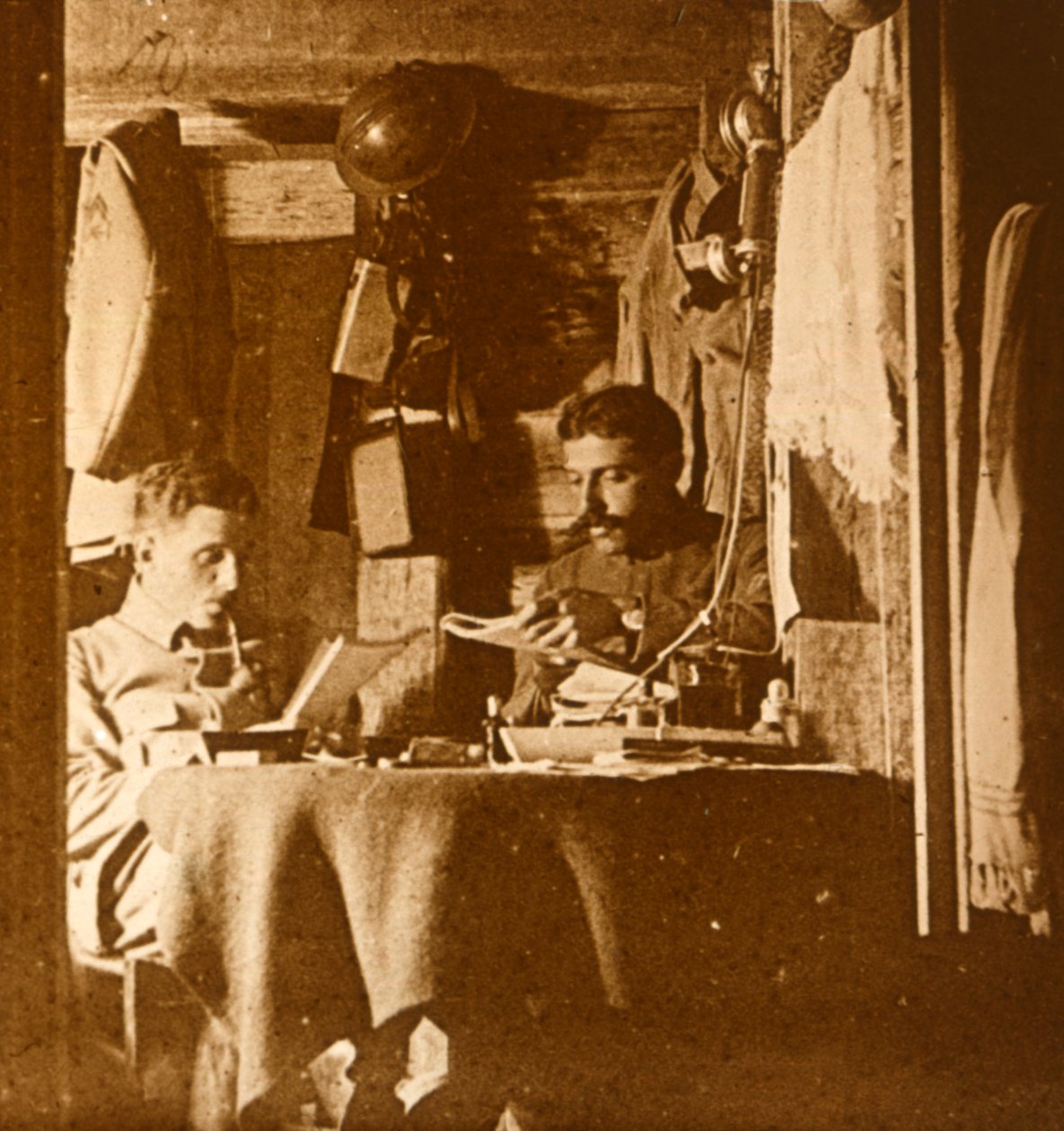 Lecture dans les tranchées, c1914-c1918 - Unbekannt