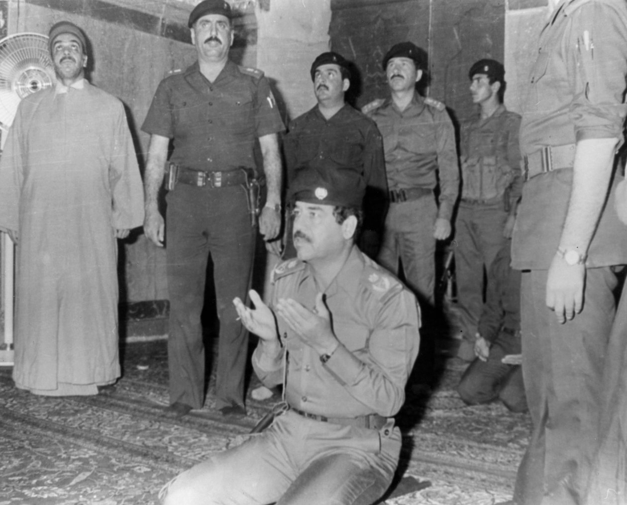 Saddam Hussein priant, Karbala, Irak, 1985 - Unbekannt