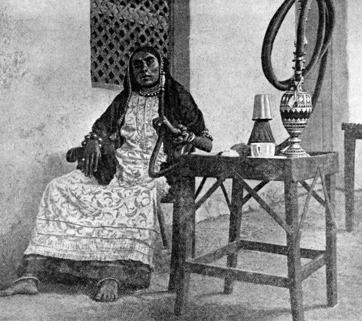 Femme somalienne fumant une chicha, Aden, 1922 - Unbekannt