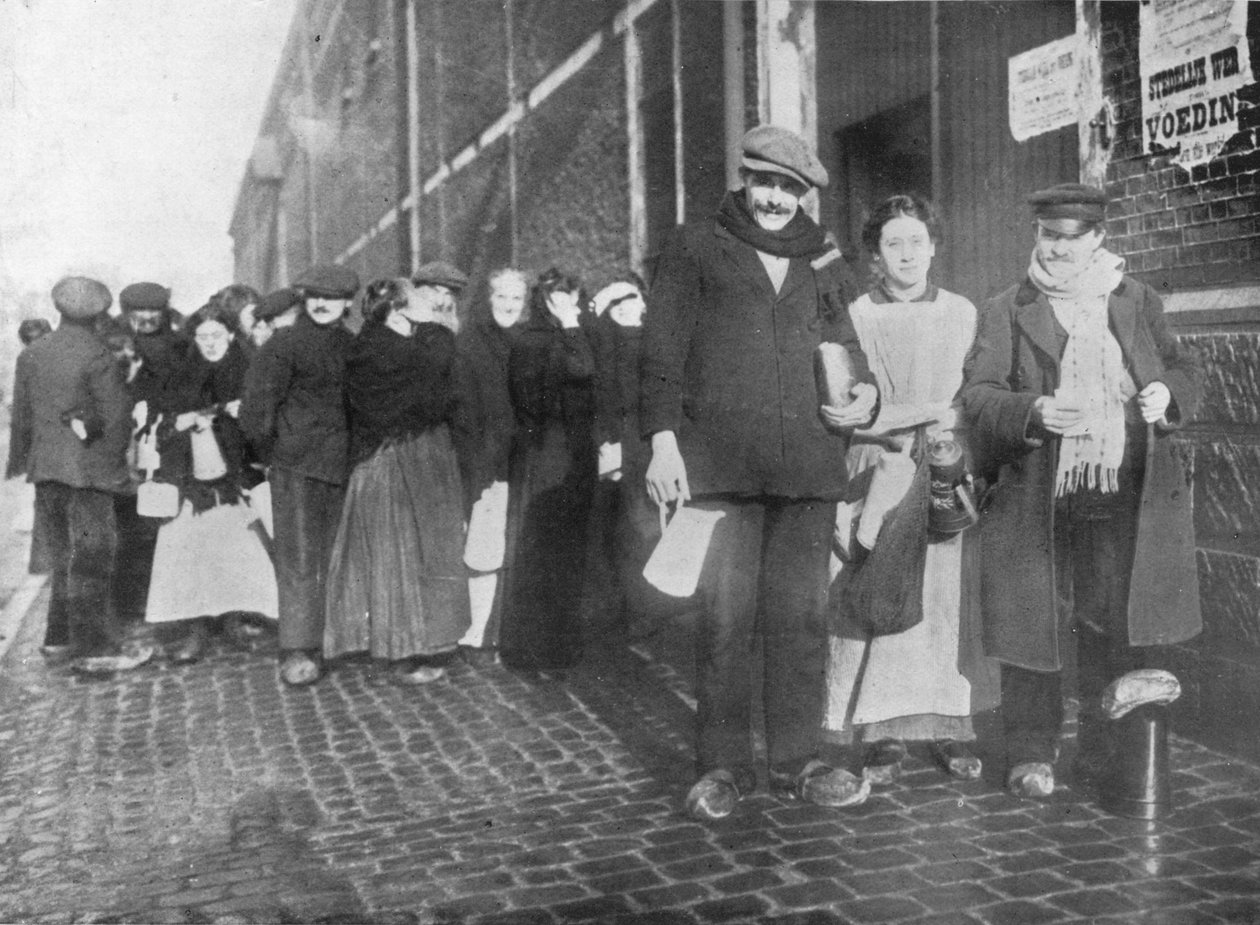 En attente de rations de secours à Bruges, 1915 - Unbekannt