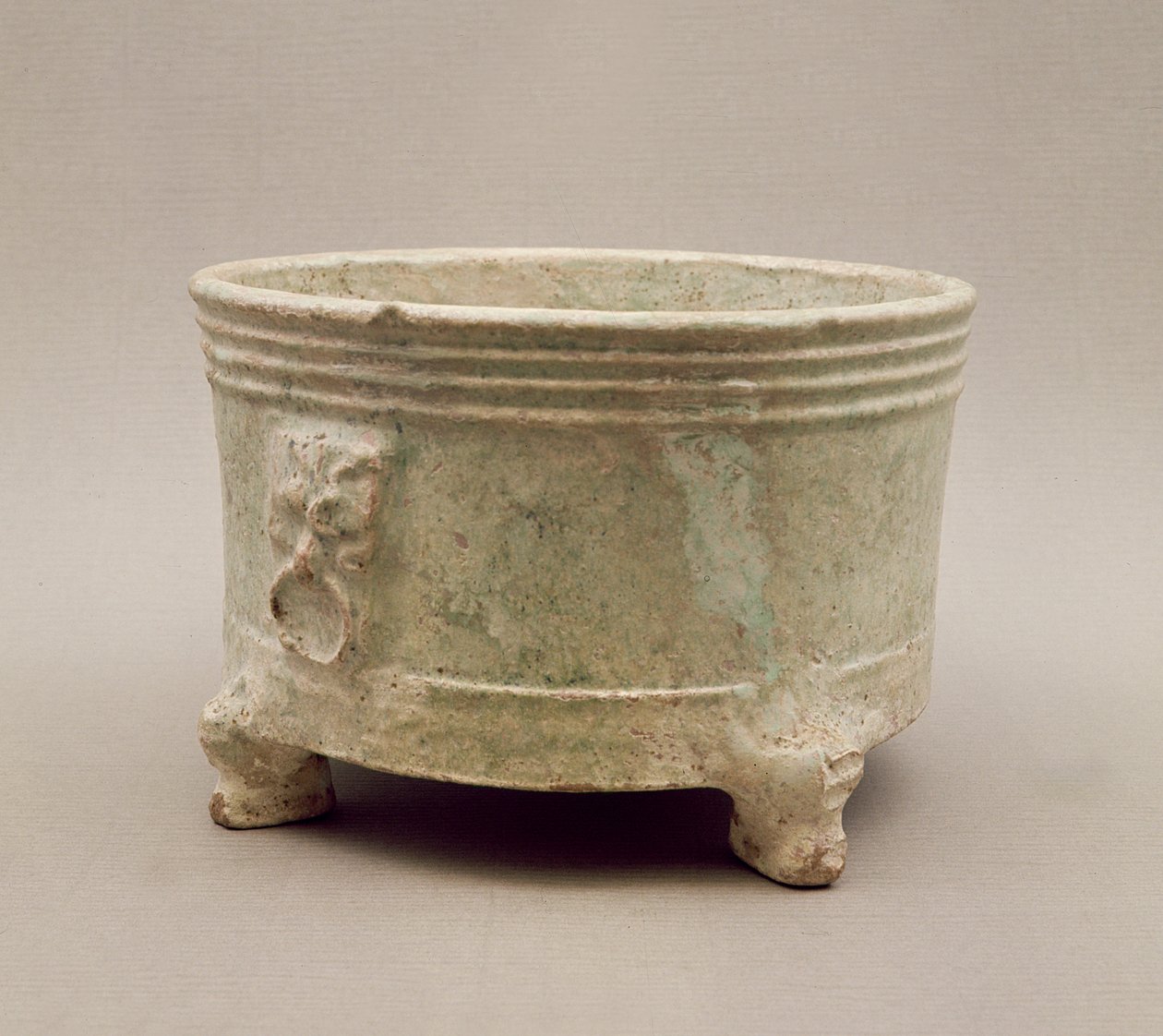 Vase tripode en terre cuite, dynastie Han, 25-220 apr. J.-C. - Unbekannt Unbekannt