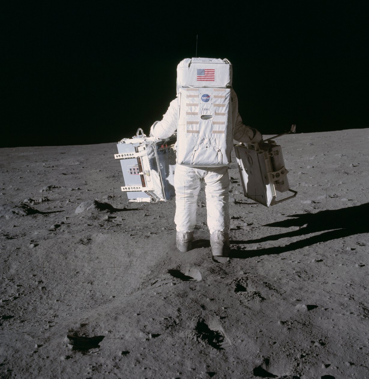Buzz Aldrin déploie les expériences d