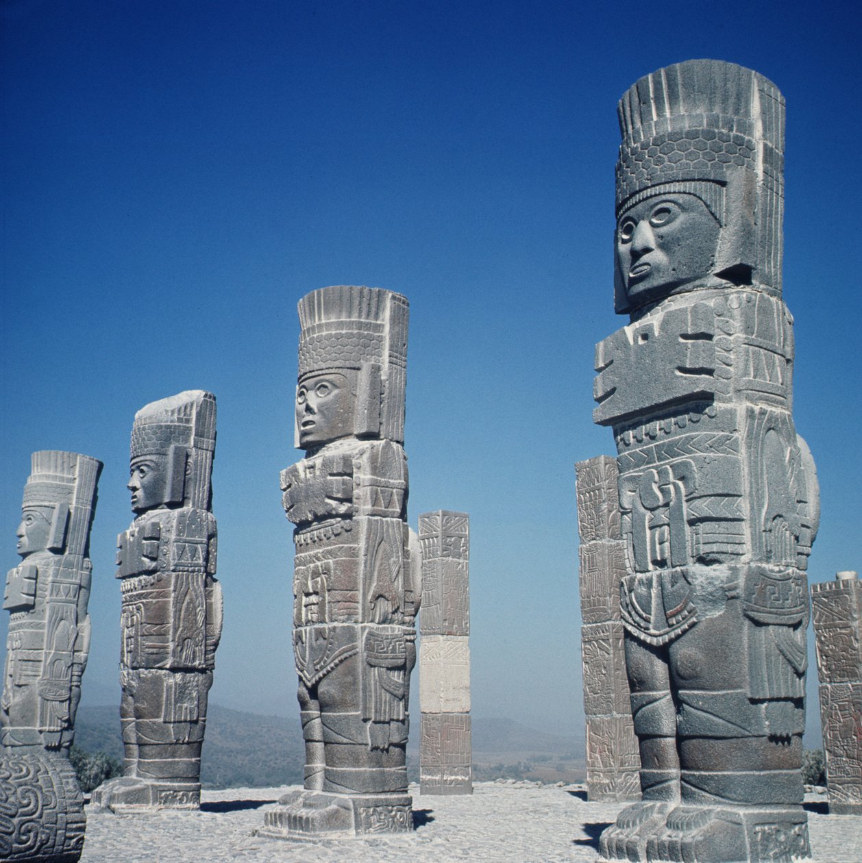 Colonnes sculptées en forme humaine, d