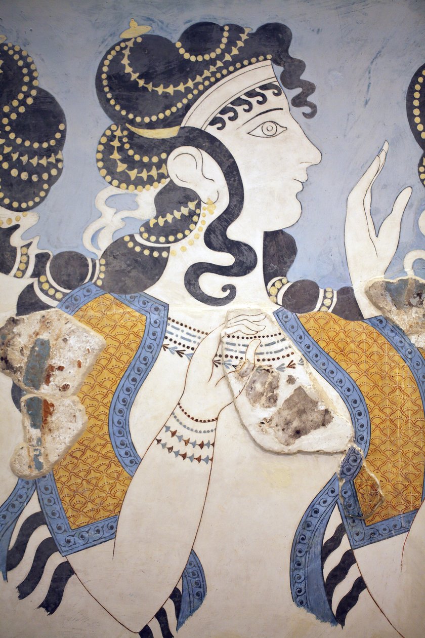 Art minoen. Détails de la fresque « Les Dames en bleu ». Composition de figures féminines richement vêtues et parées de bijoux somptueux, représentées sur un fond bleu. Malgré son état fragmentaire, cette peinture murale transmet l