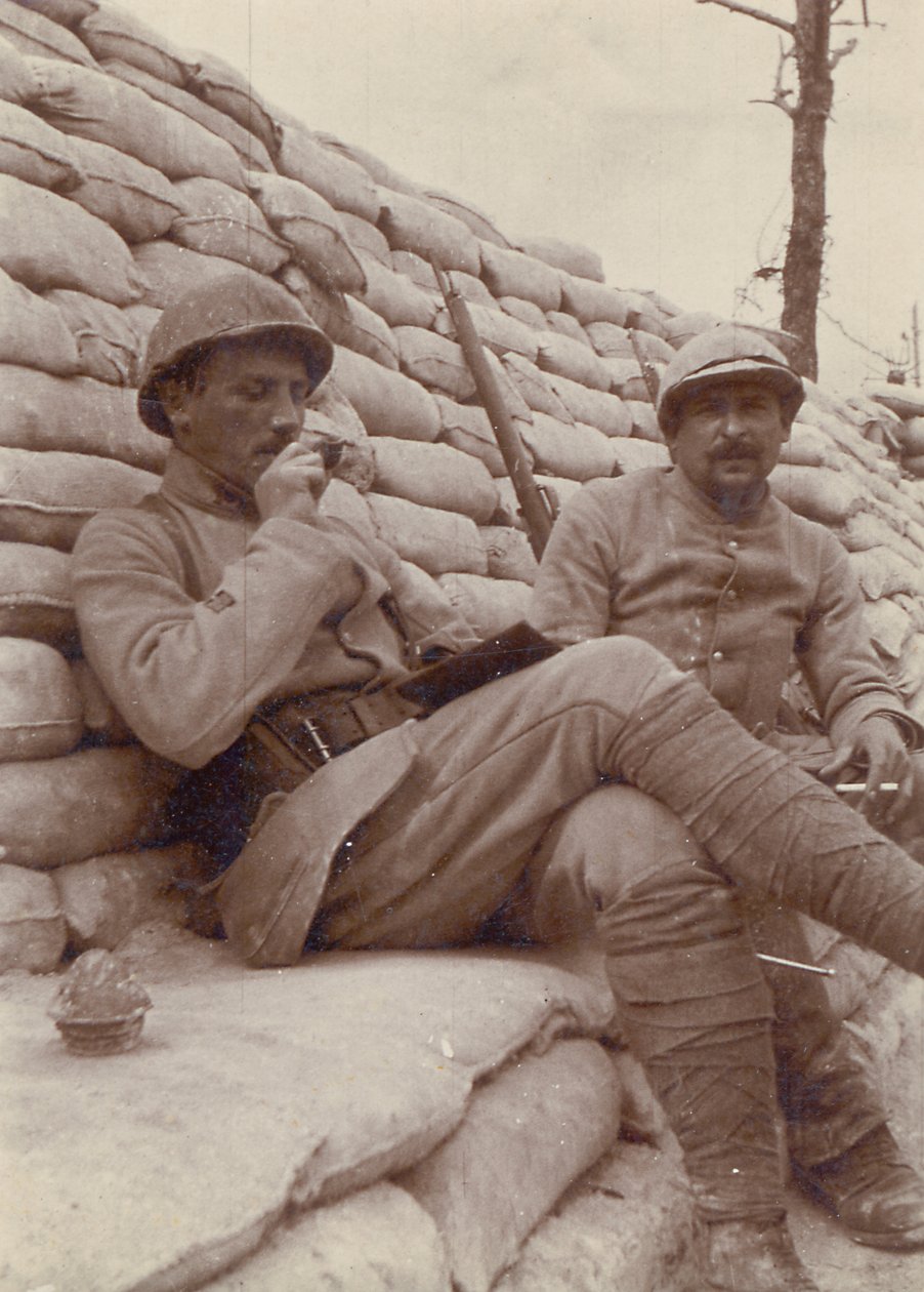 Deux soldats fumant dans une tranchée, Première Guerre mondiale, 1914-18 - Unbekannt Unbekannt