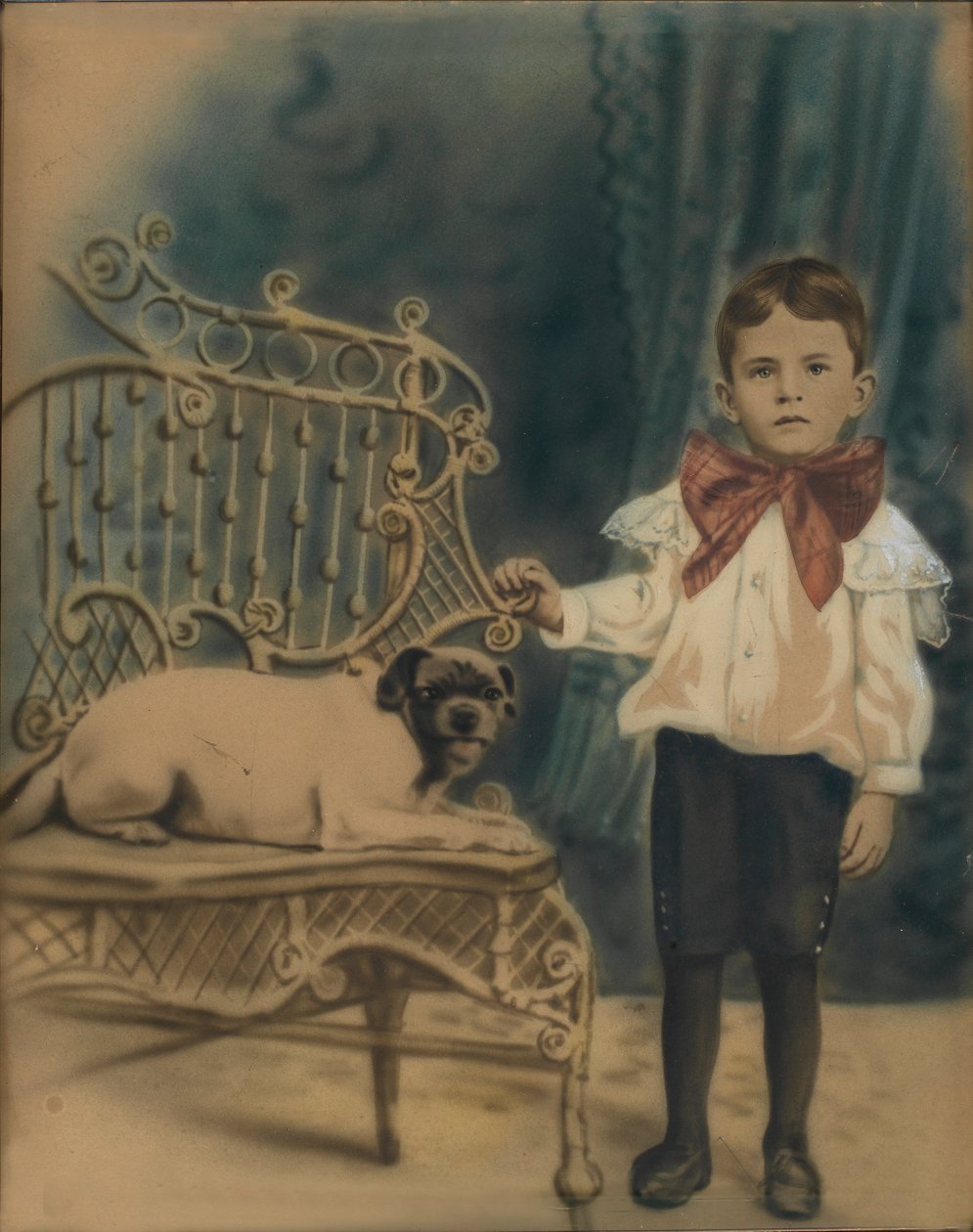 Garçon avec chien sur une chaise - Unidentified