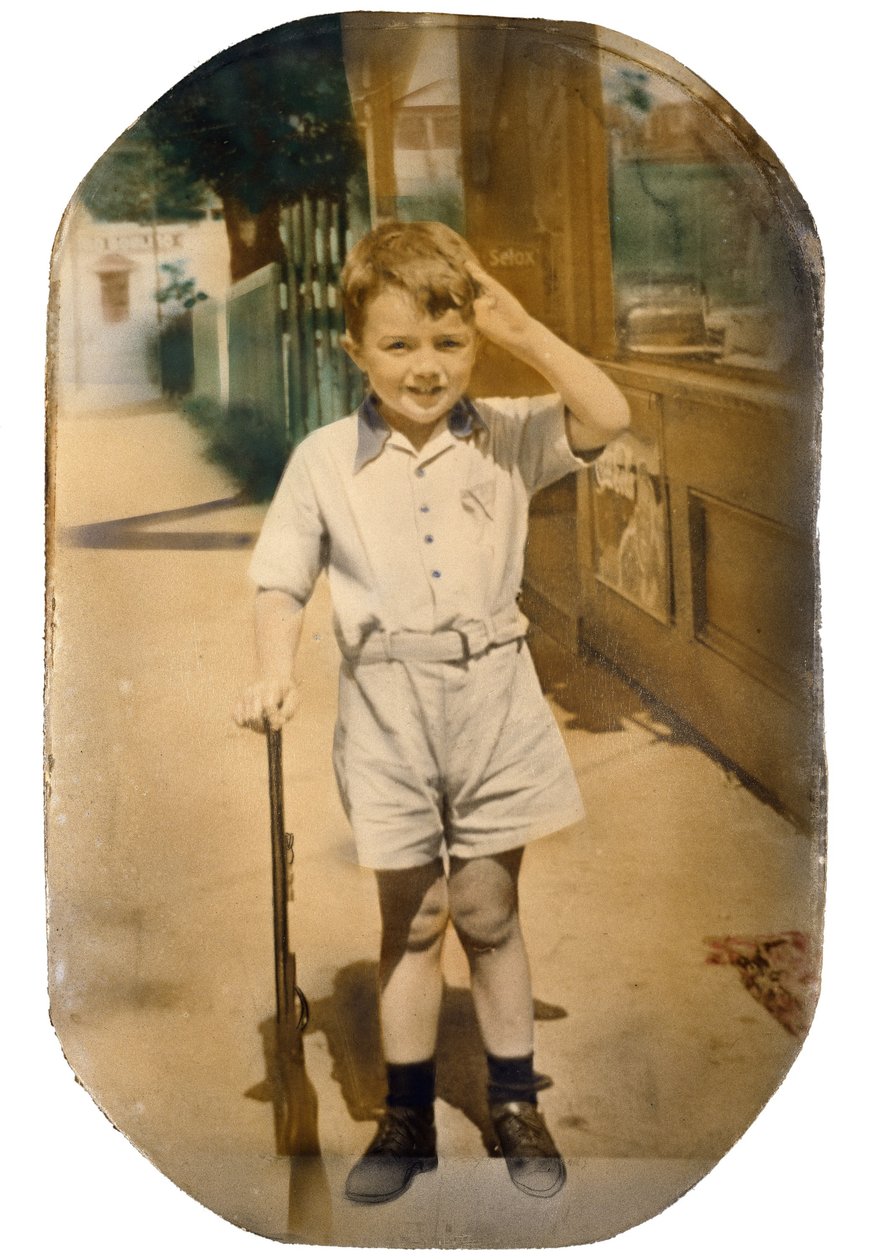 Garçon avec arme de poing - Unidentified