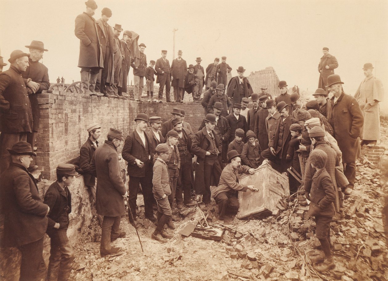 [Ouverture du coffre-fort de Miller et Bisbee] - Unidentified