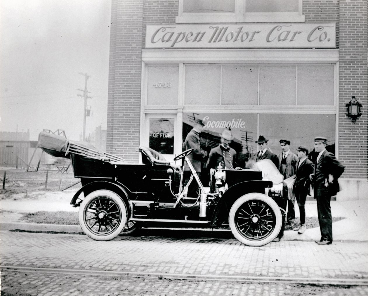 Locomobile, 1907. (Devant la Capen Motor Car Company. 4739-4743 McPherson Avenue) - Unknown
