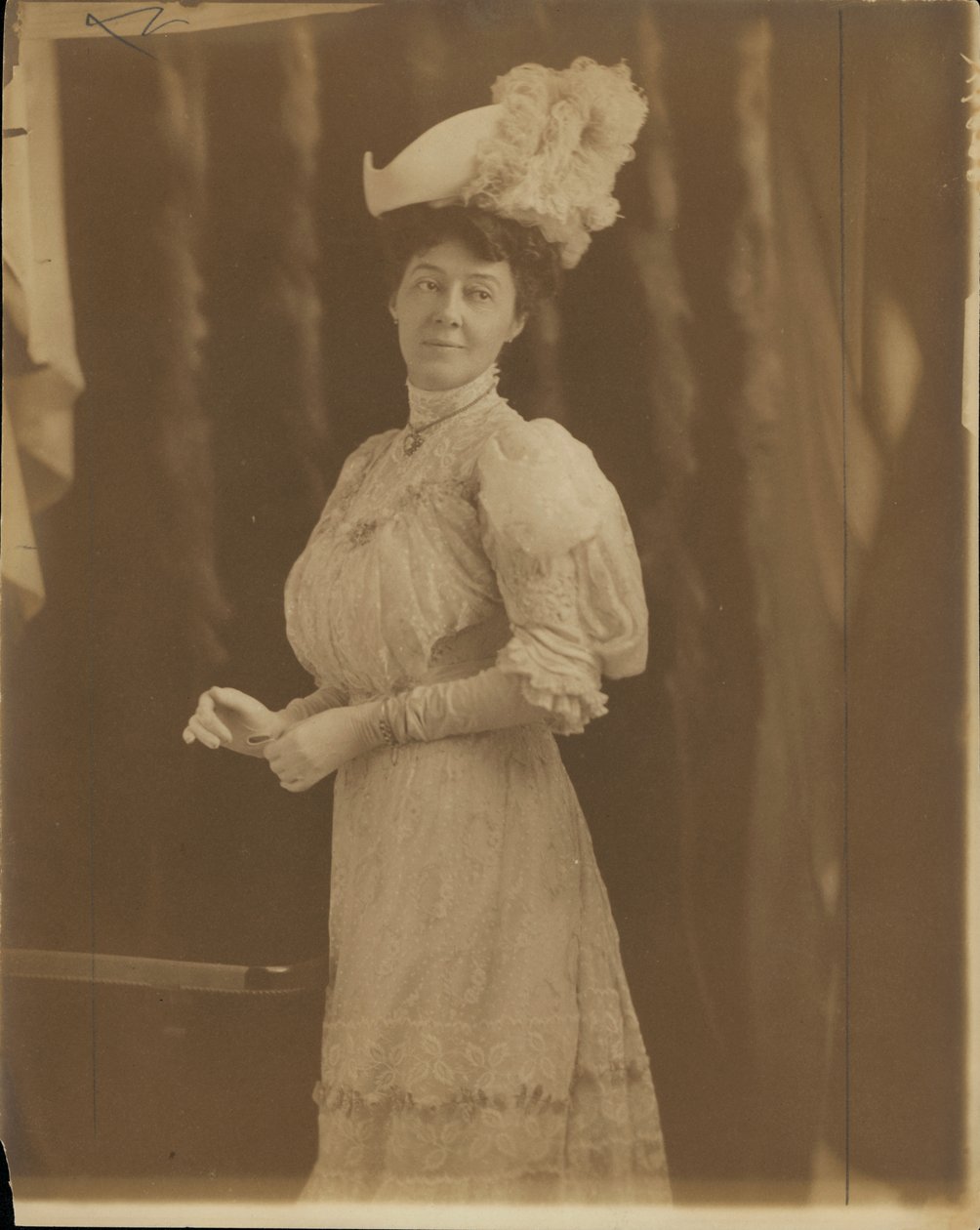 Mme Lon Stephens, née Margaret Nelson. Portant une robe à col montant en dentelle et un chapeau à plumes - Unknown