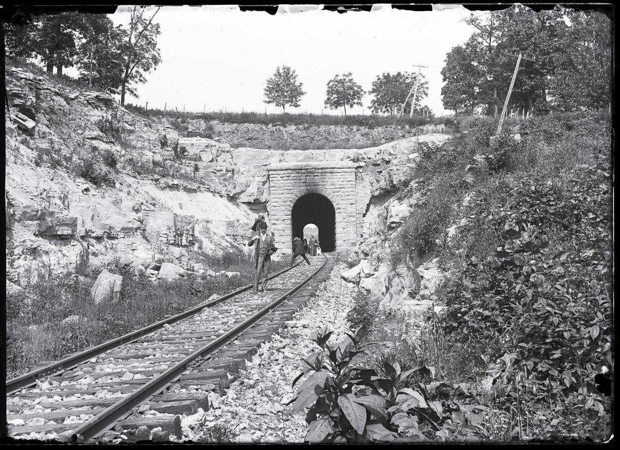 Photographes sur les rails au tunnel des Meramec Highlands - Unknown