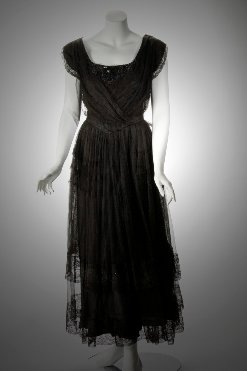 Robe en taffetas de soie noire avec une superposition de tulle noir, détails en dentelle et broderie extensive de perles de jais - Unknown