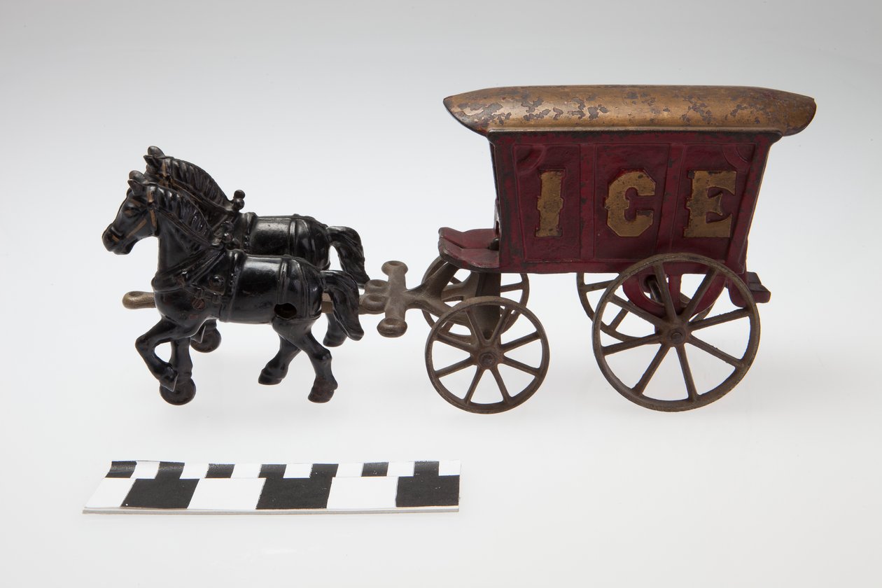 Jouet en fonte, chariot à glace tiré par deux chevaux noirs - Unknown