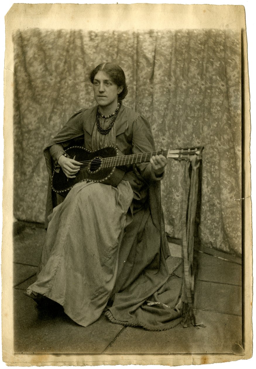 May Morris avec une guitare, vers 1886 (photo sépia) - Unknown