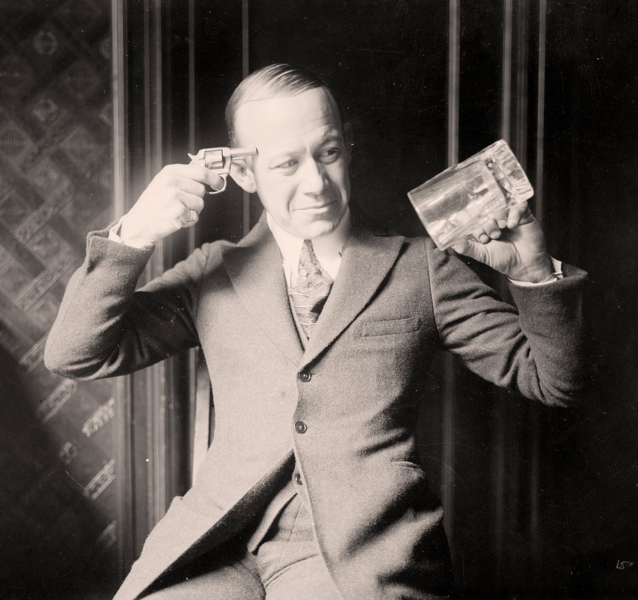 Ernie Hare mimant son mécontentement face à la prohibition, c.1920 - Unknown