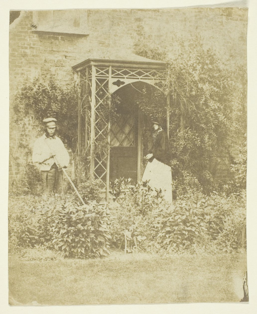 Mme Craik dans le jardin extérieur - Unknown